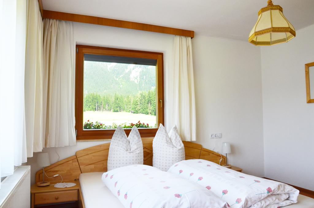 Landhaus Ahrn Leutasch Habitación foto